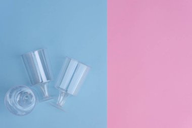 pastel pembe ve mavi renklerde tatlılar için şeffaf plastik gereçler.