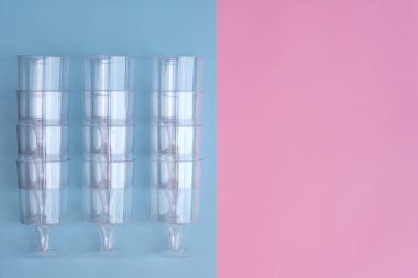 pastel pembe ve mavi renklerde tatlılar için şeffaf plastik gereçler.