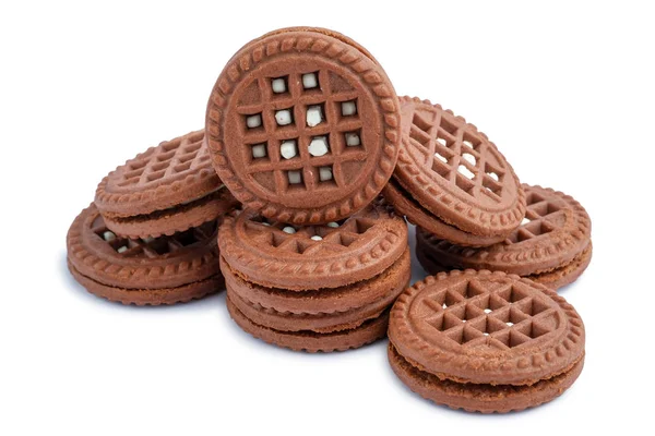 Brun choklad mjölkig grädde fyllda cookies isolerade — Stockfoto