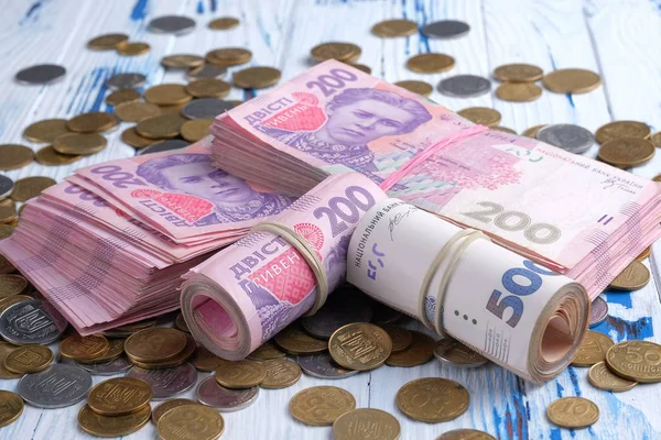Demetler Ukrayna banknotlar değeri 200 ve 500 Grivnası Uah ve sikke yığını.