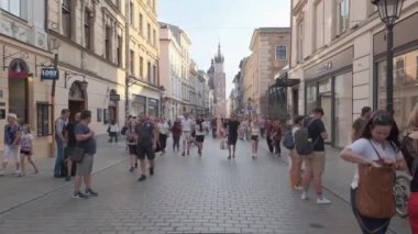 Krakow/Polonya - 08.24.2019: turist kalabalığı eski şehir Krakow sokaklarına yürüyor. Yaz bulutsuz gün