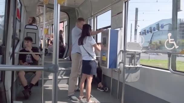 Krakow Polen-08.24.2019: par passagerare köpa i automater biljetter för kollektivtrafiken i en spårvagn i Krakow — Stockvideo