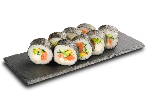 Somon, avokado, salatalık ve Krem Peynir ile Suşi Rolls içinde nori yaprağı isilated sarılmış