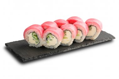 Beyaz arka planda izole siyah kayrak içinde ton balığı, salatalık ve Krem Peynir ile Sushi Rolls.