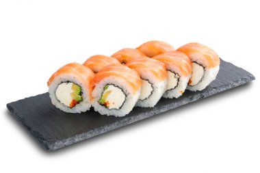 Somon, avokado, uçan balık havyar ve krem peynir ile suşi Rulo siyah arduvaz beyaz izole içinde