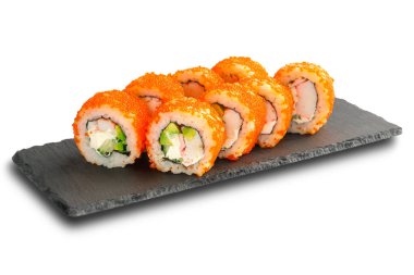 Beyaz arka plan üzerinde izole içinde yengeç çubukları, avokado, uçan balık havyar ve salatalık ile Sushi Rolls.