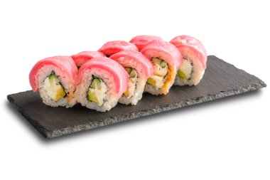 Beyaz arka planda izole siyah kayrak içinde ton balığı, salatalık, avokado ve Krem Peynir ile Sushi Rolls.