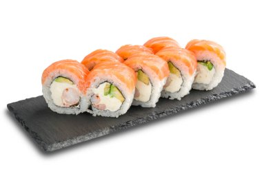 Somon, avokado, yengeç çubukları, nori yaprağı ve krem peynir ile suşi rulo beyaz izole siyah arduvaz içinde