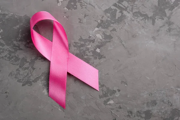 コンクリート表面にピンクのリボン。乳がん啓発月間 — ストック写真