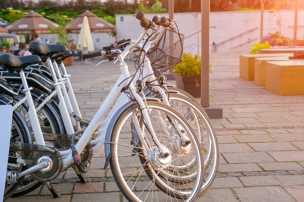 Parking miejski z wypożyczalni rowerów elektrycznych w dzielnicy mieszkalnej — Zdjęcie stockowe