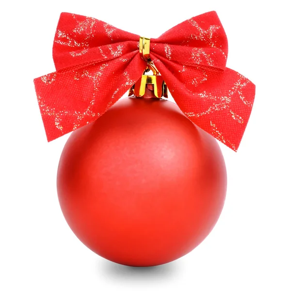 Červená vánoční koule s mašlí izolovaných na bílém — Stock fotografie