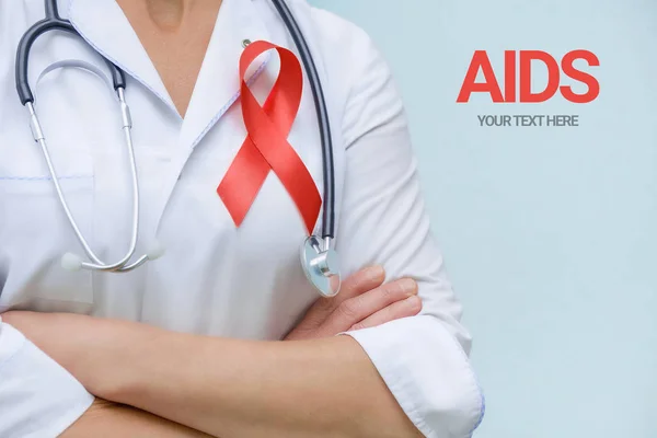 明るい背景に対して制服に腕と赤いリボンを持つ女性医師。エイズ意識 — ストック写真