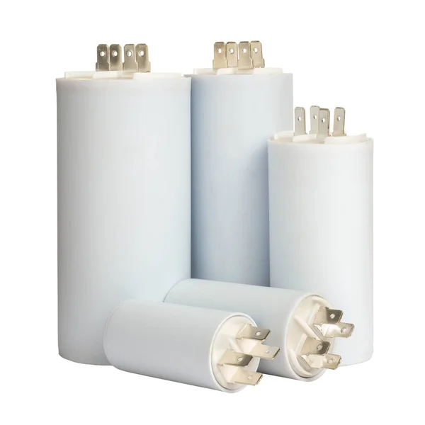 Gruppo condensatori elettrolitici bianchi in fila isolati su fondo bianco — Foto Stock