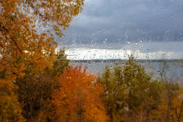 Vidrio húmedo con gotas después de la lluvia sobre fondo rural . —  Fotos de Stock