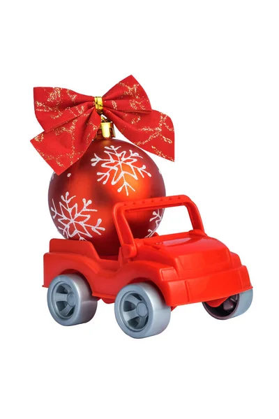 Іграшковий автомобіль з різдвяним м'ячем ізольований на білому тлі . — стокове фото