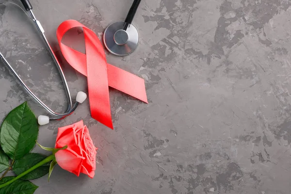 赤いリボンと聴診器で具体的な背景を作りました12月1日世界エイズデー、 HIV感染者キャンペーン. — ストック写真