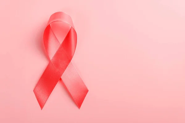 ピンクの背景に赤いリボン12月1日世界エイズデー、 HIV感染者キャンペーン. — ストック写真