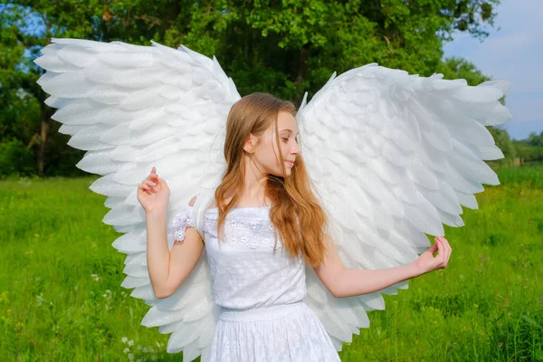 Bonito Caucasiano Adolescente Com Asas Anjo Vestido Branco Posando Livre — Fotografia de Stock