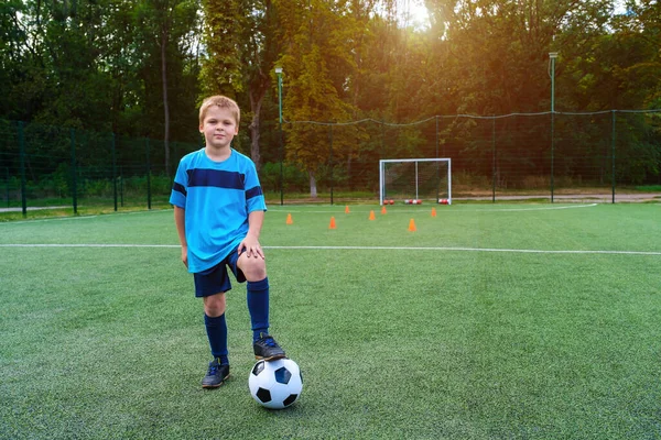 Plně Dlouhý Portrét Dítěte Sportovním Oblečení Pózujícího Fotbalovým Míčem Fotbalovém — Stock fotografie
