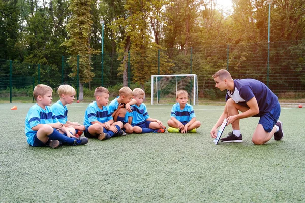 Panolu Genç Antrenör Genç Çocuklara Futbol Sahasında Oynama Stratejisini Öğretiyor — Stok fotoğraf
