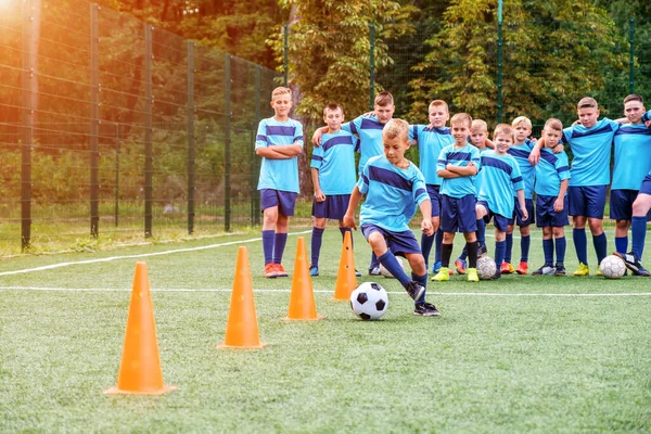 Futbolcu Çocuklar Futbol Antrenmanında Futbol Çipleri Arasında Koşar Futbol Toplarını — Stok fotoğraf