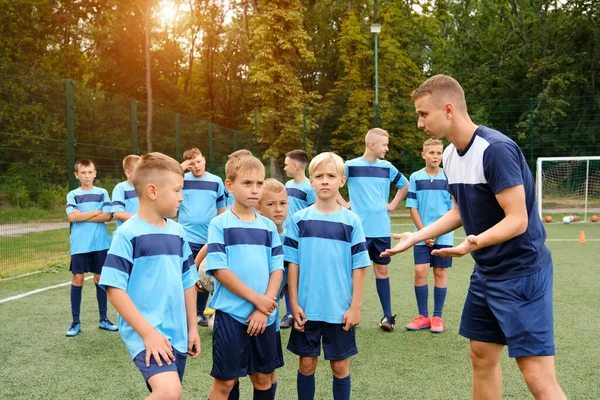 Futbol Formalı Çocuklar Antrenman Sırasında Koçun Açıklamalarını Dinlerler Genç Koç — Stok fotoğraf