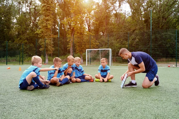 Genç Antrenör Çocuklara Futbol Sahasında Oynama Stratejisini Öğretiyor Spor Eğitiminde — Stok fotoğraf