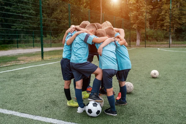 Çocuklar Futbol Takımı Koç Yaz Maçından Önce Futbol Sahasında Birbirlerine — Stok fotoğraf