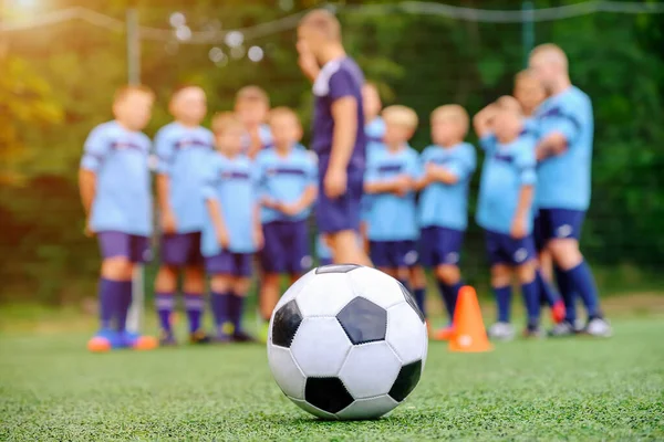 Bola Fútbol Equipo Fútbol Infantil Borrosa Con Entrenador Campo Los — Foto de Stock