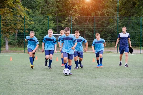 Futbol antrenmanında çocuklar koşuyor ve top tekmeliyor. — Stok fotoğraf