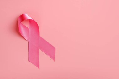 Pembe arka planda pembe kurdele. Göğüs kanseri farkındalığı, kopyalama alanı