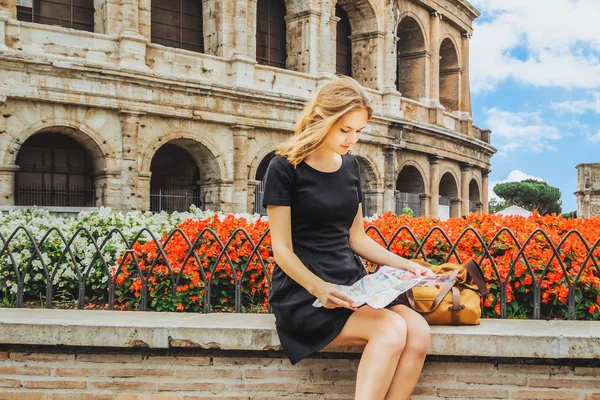 Niña sentada con mapa en el fondo del Coliseo — Foto de Stock