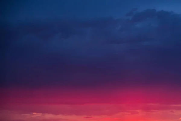 günbatımı gökyüzü arka plan alt parlak pembe çizgili