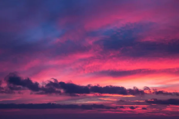 風の雲と夕焼け空背景を抽象化します。 — ストック写真