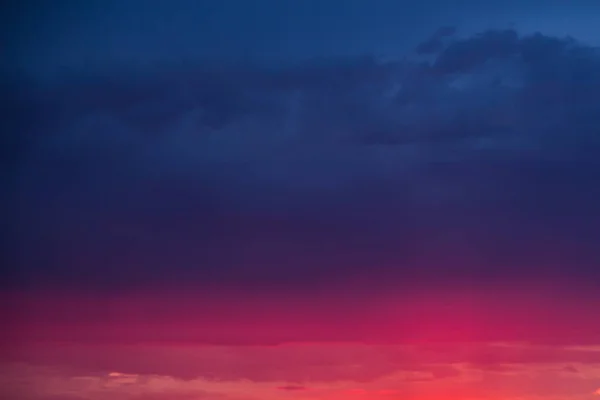 Αφηρημένα φόντο ηλιοβασίλεμα ουρανό με φωτεινά ροζ λωρίδα στο κάτω μέρος Royalty Free Φωτογραφίες Αρχείου
