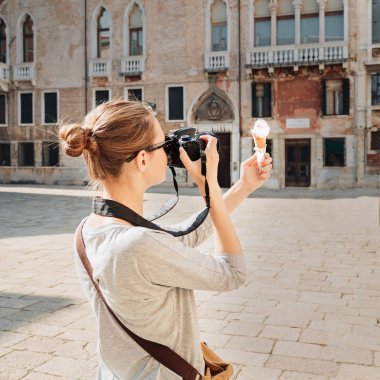 Kız Venedik 'te meydanda dondurma resimleri alır