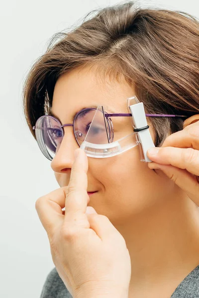Oftalmologo misura cerchio di occhiali con strumento speciale — Foto Stock