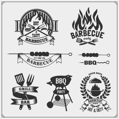 Barbekü ve ızgara etiketleri ayarlama. Barbekü amblem, rozetleri ve tasarım öğeleri. Tek renkli vektör çizim.