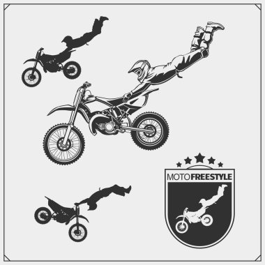 Motor sporları siluetleri, etiketleri ve amblemler kümesi. Atlama biniciler, moto freestyle motocross.