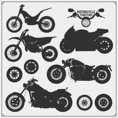 Motosiklet büyük kümesi. Motocross, motofreestyle, motoracing, mototrial. Amblem bisikletçileri kulübü. Tek renkli tasarım.