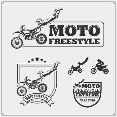 Motor sporları siluetleri, etiketleri ve amblemler kümesi. Atlama biniciler, moto freestyle motocross.