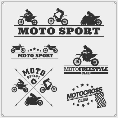 Motor sporları siluetleri, etiketleri ve amblemler kümesi. Atlama biniciler, moto deneme, moto freestyle ve motor yarış motocross.