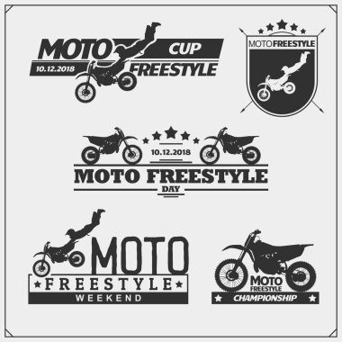Motor sporları siluetleri, etiketleri ve amblemler kümesi. Atlama biniciler, moto freestyle motocross.
