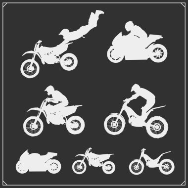Motor sporları siluetleri, etiketleri ve amblemler kümesi. Atlama biniciler, moto deneme, moto freestyle ve motor yarış motocross.