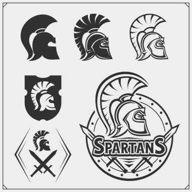 Spartans amblemleri ve etiketleri kümesi. Spor kulübü tasarım öğeleri ve şablonları. Antik savaşçılar, spartalı ruh, gladyatör miğferleri.