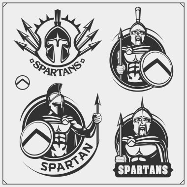 Spartans amblemleri ve etiketleri kümesi. Spor kulübü tasarım öğeleri ve şablonları. Antik savaşçılar, spartalı ruh, gladyatör miğferleri.