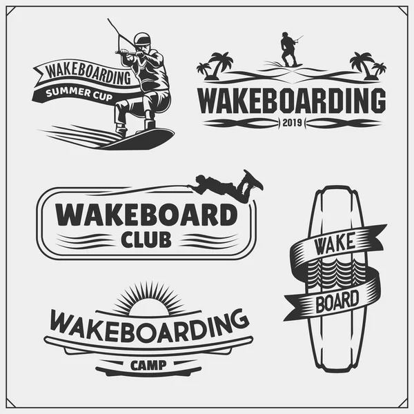 Wakeboarding siluetler, etiketler ve tasarım öğeleri. Wakeboard club ve t-shirt için baskı tasarımı için amblemler seti.