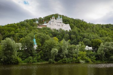 Tebeşir uçurumdaki Ortodoks Kilisesi. Seversky Donets Nehri, kutsal dağlar ve Sviatogorskaya Lavra Sviatogorsk.