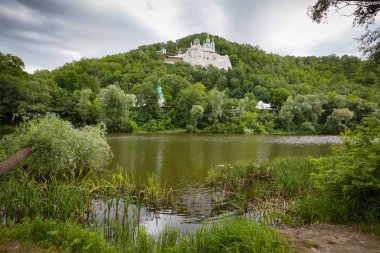 Seversky Donets Nehri, kutsal dağlar ve Sviatogorskaya Lavra Sviatogorsk.