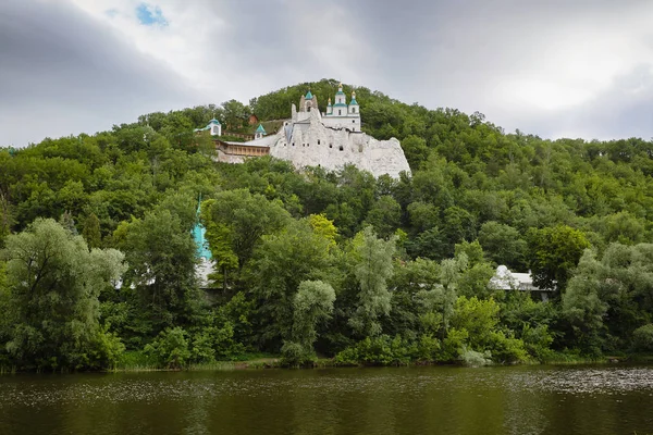 Tebeşir uçurumdaki Ortodoks Kilisesi. Seversky Donets Nehri, kutsal dağlar ve Sviatogorskaya Lavra Sviatogorsk.